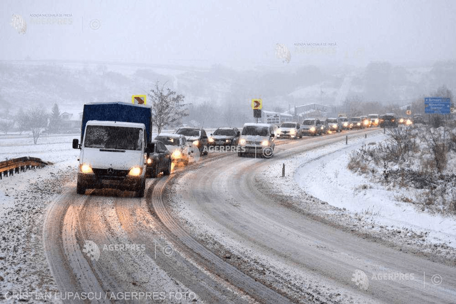 Coloană de autovehicule pe DN 1A, la limita cu Braşovul, din cauza zăpezii, Pompierii le distribuie ceai şoferilor