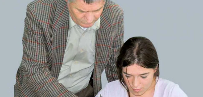 Dana Boerean, elevă în clasa a X-a, confecţionează un steag la o maşină manuală de cusut