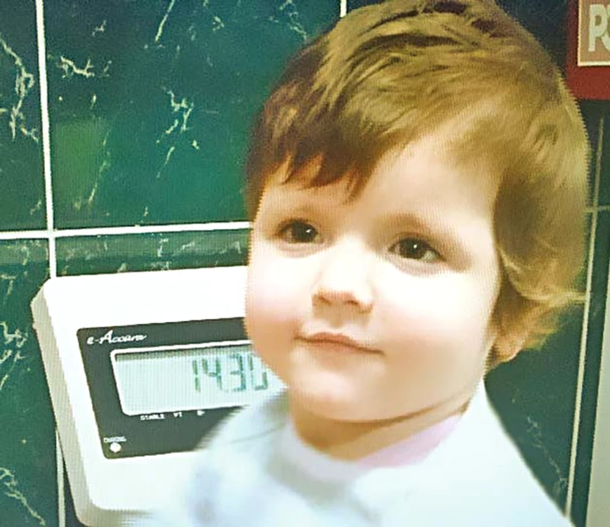Micuţa ajunsă acum la 14 kg va învăţa să vorbească şi va face recuperare la un centru de plasament din Bârlad 