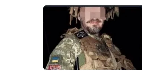 Imaginea postată de pe contul de Twitter Canadian Ukrainian Volunteer arată un soldat înarmat cu faţa blurată FOTO Twitte