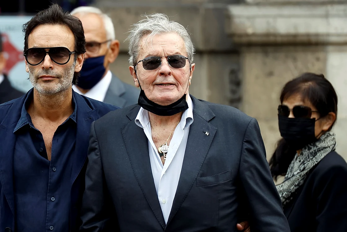 
    Alain Delon a salutat mulțimea adunată în fața bisericii Saint-Germain-des-Prés foto: EPA-EFE  