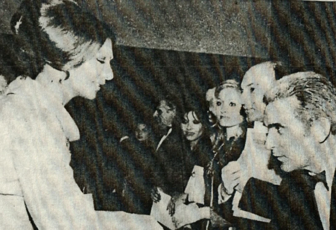 Mihnea Gheorghiu, închinându-se în faţa Împărătesei Farah Pahlavi, soţia ultimului Şah al Iranului, Mohamed Reza Pahlavi
