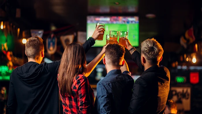 Un meci de fotbal în compania prietenilor, la o bere pe terasă, este tot ce trebuie!