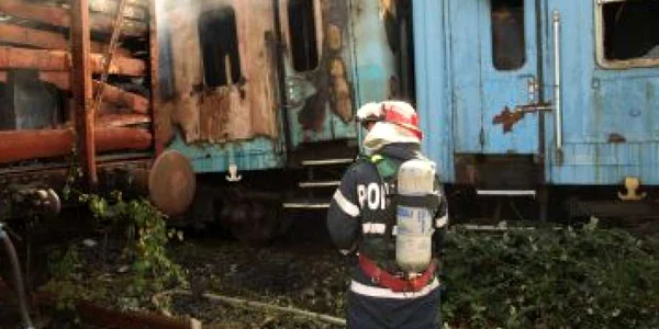 VIDEO UPDATE Vagoanele din gara Simeria s-au aprins de la o ţigară