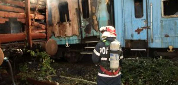 VIDEO UPDATE Vagoanele din gara Simeria s-au aprins de la o ţigară