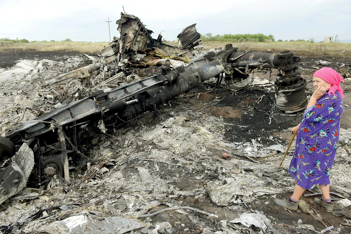 
     Localnicii ajunşi la locul tragediei povestesc că multe dintre cadavrele pasagerilor au căzut în gospodăriile lorFoto: AFP  