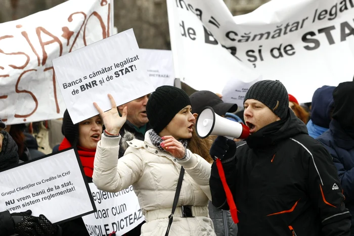 Românii au ieșit în stradă în număr mare la jumătatea lunii ianuarie 2015, când moneda elvețiană a trecut pragul de 4,5 lei (foto: David Muntean)
