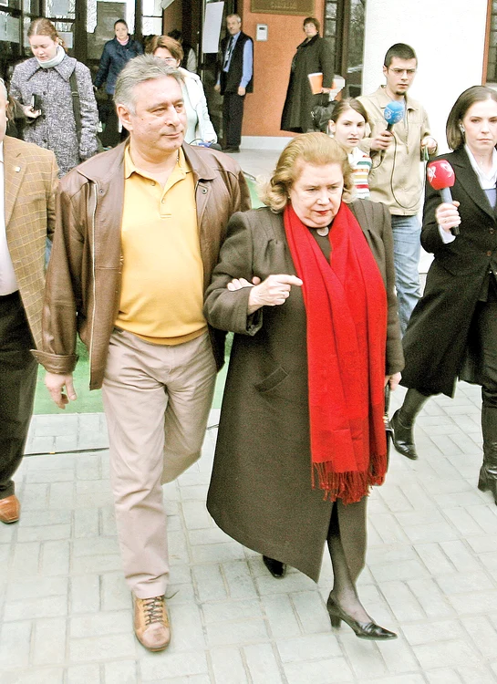 La 88 de ani, Magdalena Voicu e îngrijită de fiul ei și de iubita lui