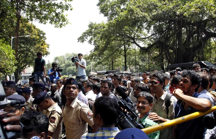 La poarta Curţii Supreme din Mumbay s-a strâns o mulţime de oameni: jurnalişti, admiratori şi simpli curioşi