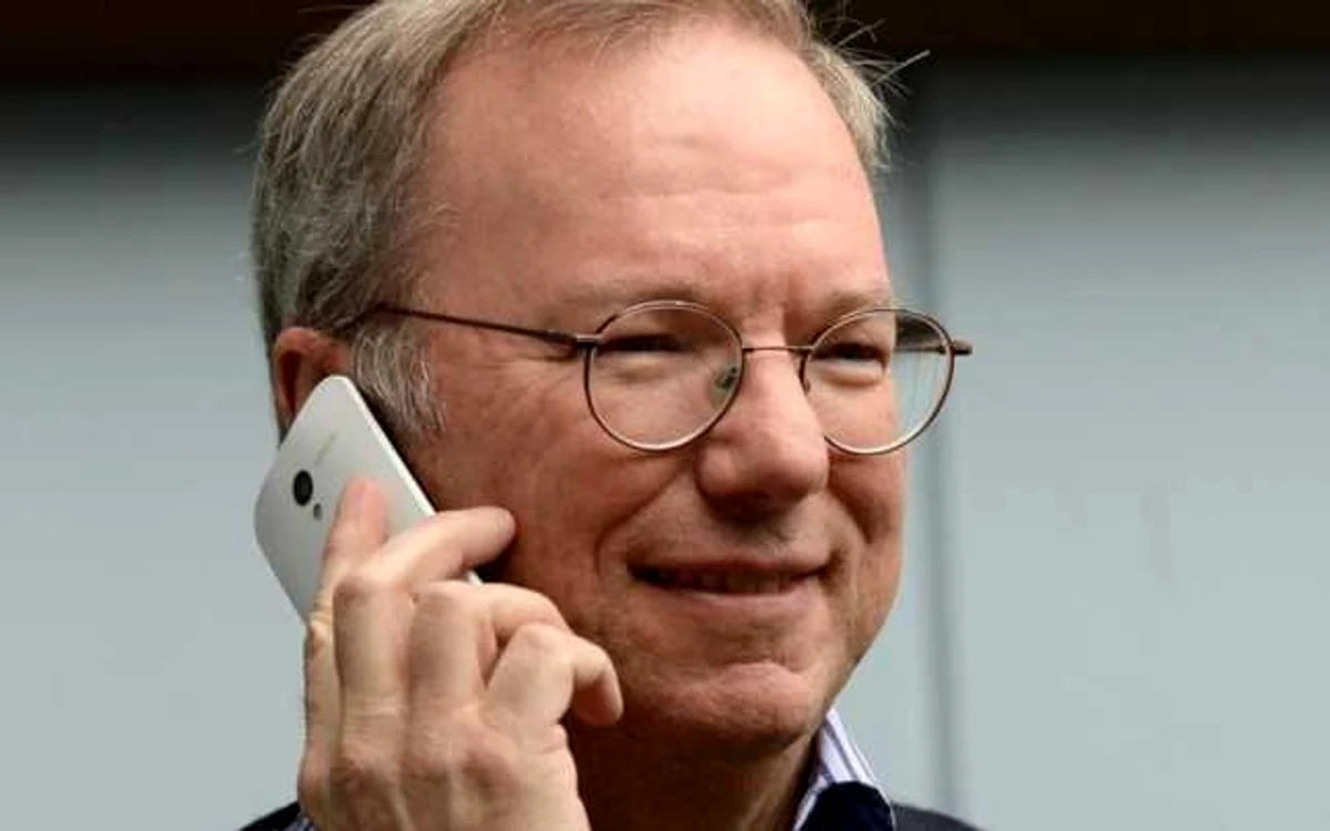 Eric Schmidt, preşedintele Google, a avut deja acces la Moto X. FOTO The Verge