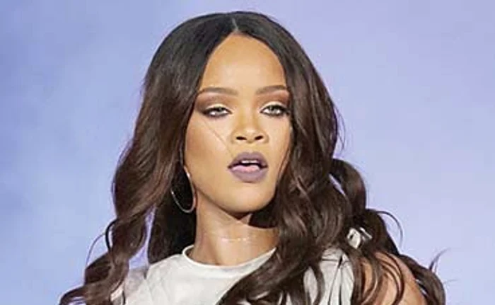 Schimbă şapte ţinute, în bezna care se lasă pe scenăFoto: Guliver / Splashnews