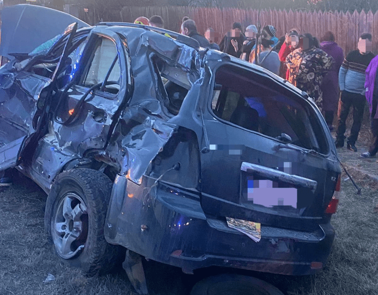 Un mort și doi răniți după ce un TIR și un autoturism s-au izbit pe DN 2 