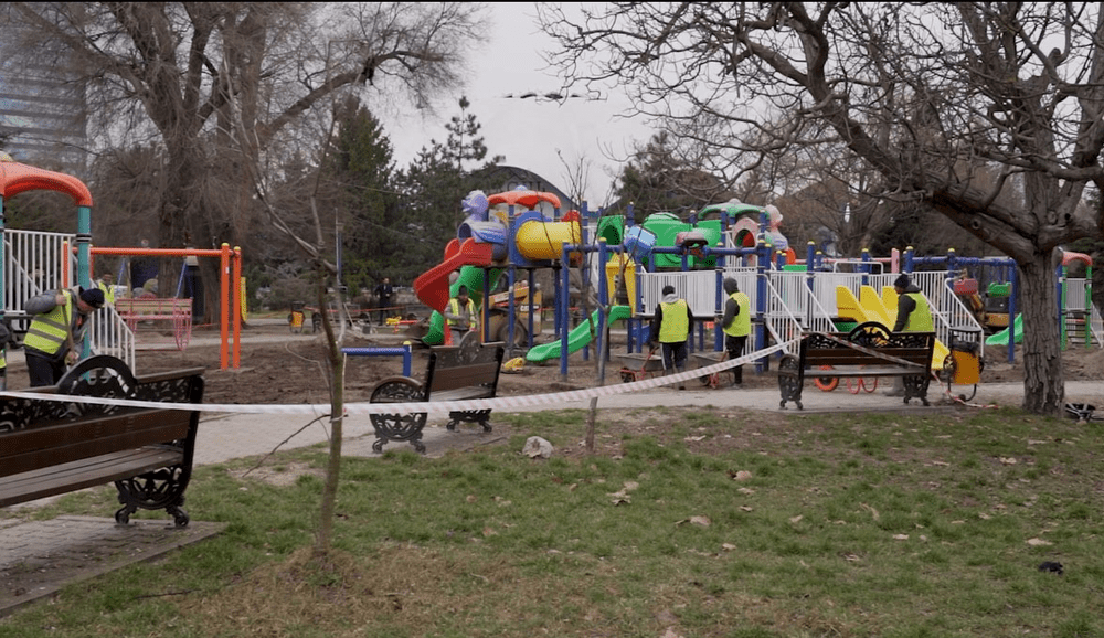 Primarul Nicuşor Dan anunţă că locurile de joacă reparate din Parcul Circului vor fi date în curând în folosinţă VIDEO
