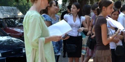 700 dintre elevii care dau astăzi proba de profil provin din generaţiile anterioare