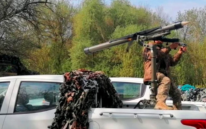 Lansatoare montate în spatele pick-up-urilor Ford, pentru a le transforma în vehicule antiaeriene FOTO Twitter