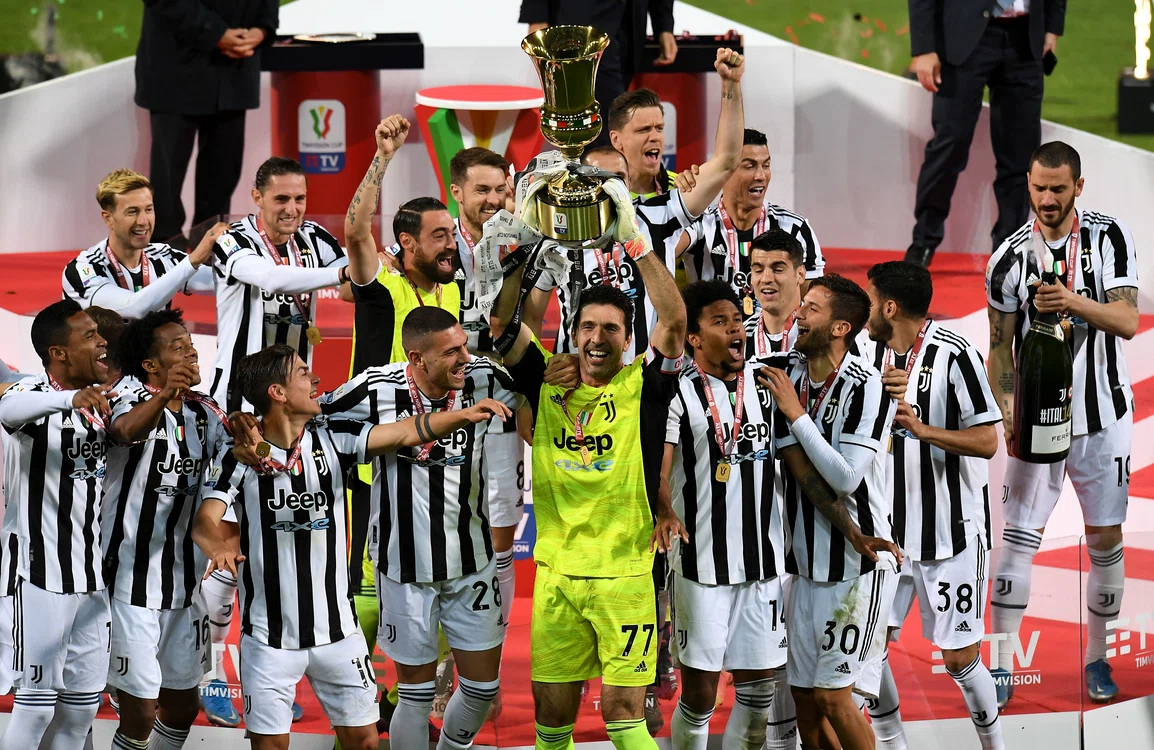 
    Gianluigi Buffon a fost titular şi a avut onoarea de a ridica cupa după meciFoto: Guliver / GettyImages  