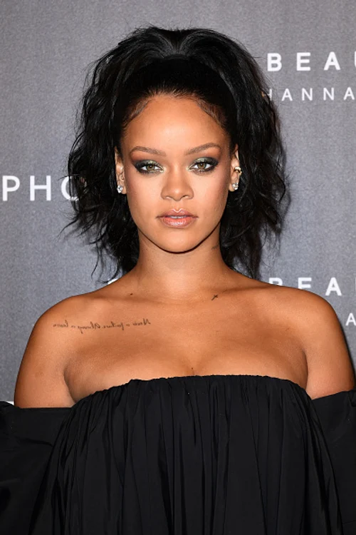 Rihanna și-a lansat recent o linie de produse cosmetice, numită Fenty Beauty 