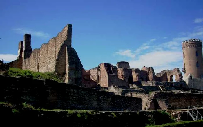 Turnul Chindiei din Târgovişte şi ruinele fostei Cetăţi de Scaun a Ţării Româneşti