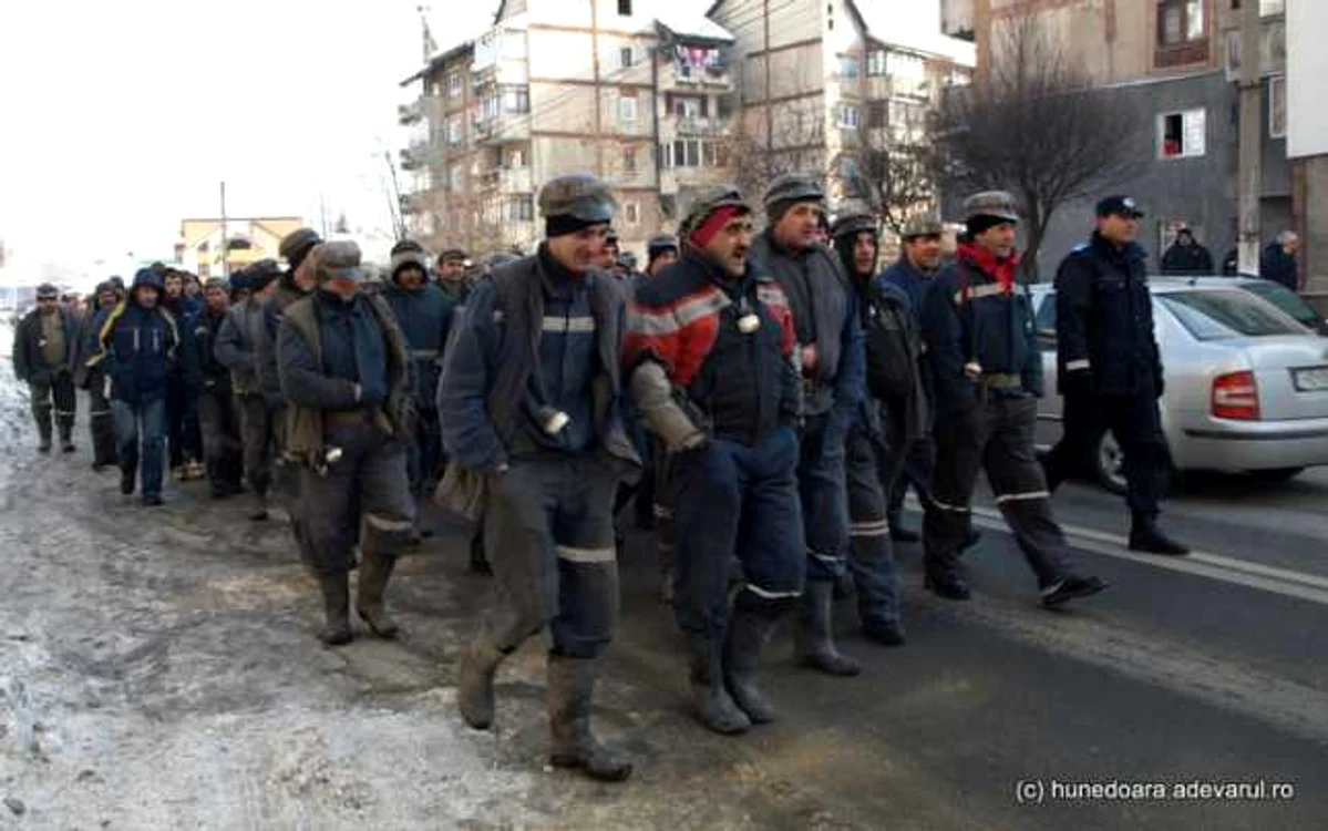 
    Legea promulgată miercuri, 13 noiembrie, amendează Legea 263/2010, prin acordarea unei perioade suplimentare la vechimea în muncă, de patru luni, pentru fiecare an lucrat în condiţii deosebite de muncăFOTO: adevarul.ro  