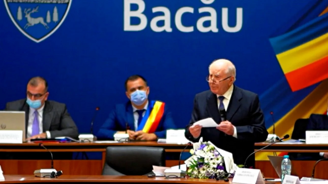 Profesorul Constantin Călin în faţa consilierilor locali din Bacău FOTO Ziarul de Bacău