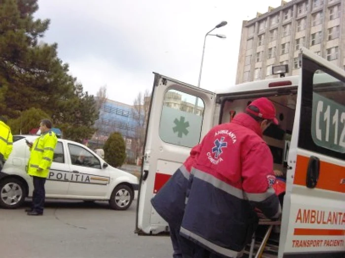 Cei doi bătrâni au fost transportaţi la spital Foto: Arhiva