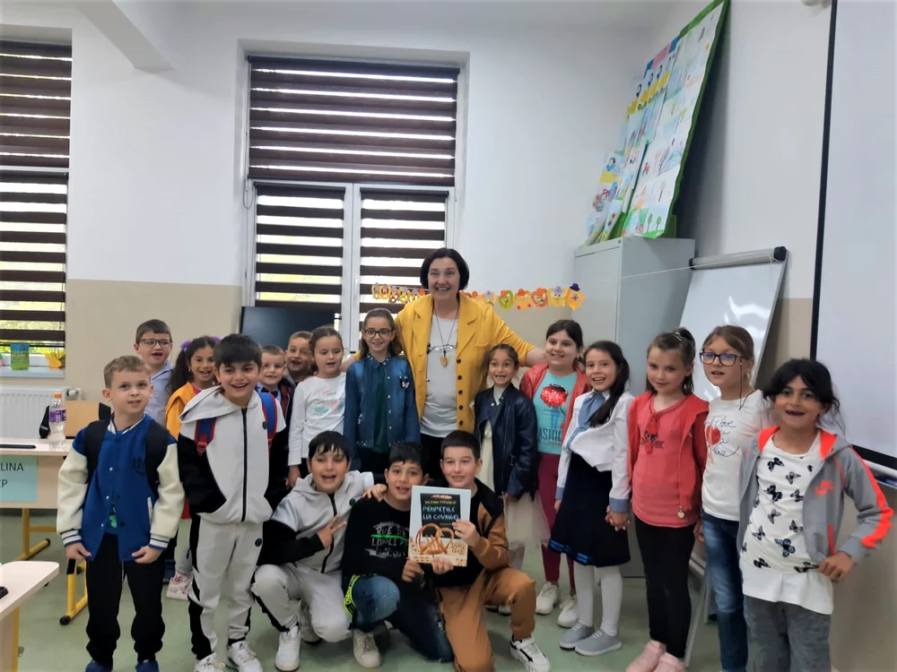 Copiii s-au bucurat de întâlnirea cu scriitoarea Victoria Pătrașcu FOTO: Fb/Școala Scărișoara