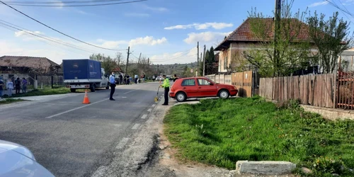 Accident mortal în Oteşani - Vâlcea - copil de 4 ani a murit după ce a fost acroşat şi el şi mama lui de o maşină Foto Adevărul