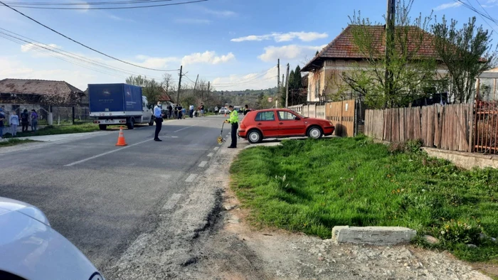 Accident mortal în Oteşani - Vâlcea - copil de 4 ani a murit după ce a fost acroşat şi el şi mama lui de o maşină Foto Adevărul