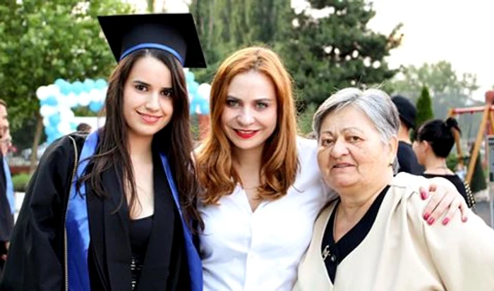 Adina Buzatul, alături de fiica și de mama ei