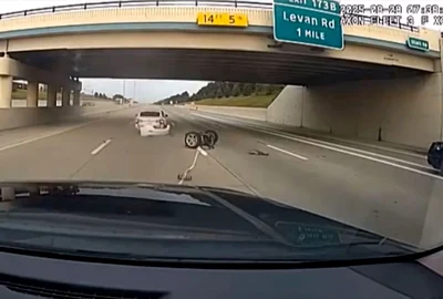 Oprire spectaculoasă pa autostrada sursa CBS News Detroit (1) jpg