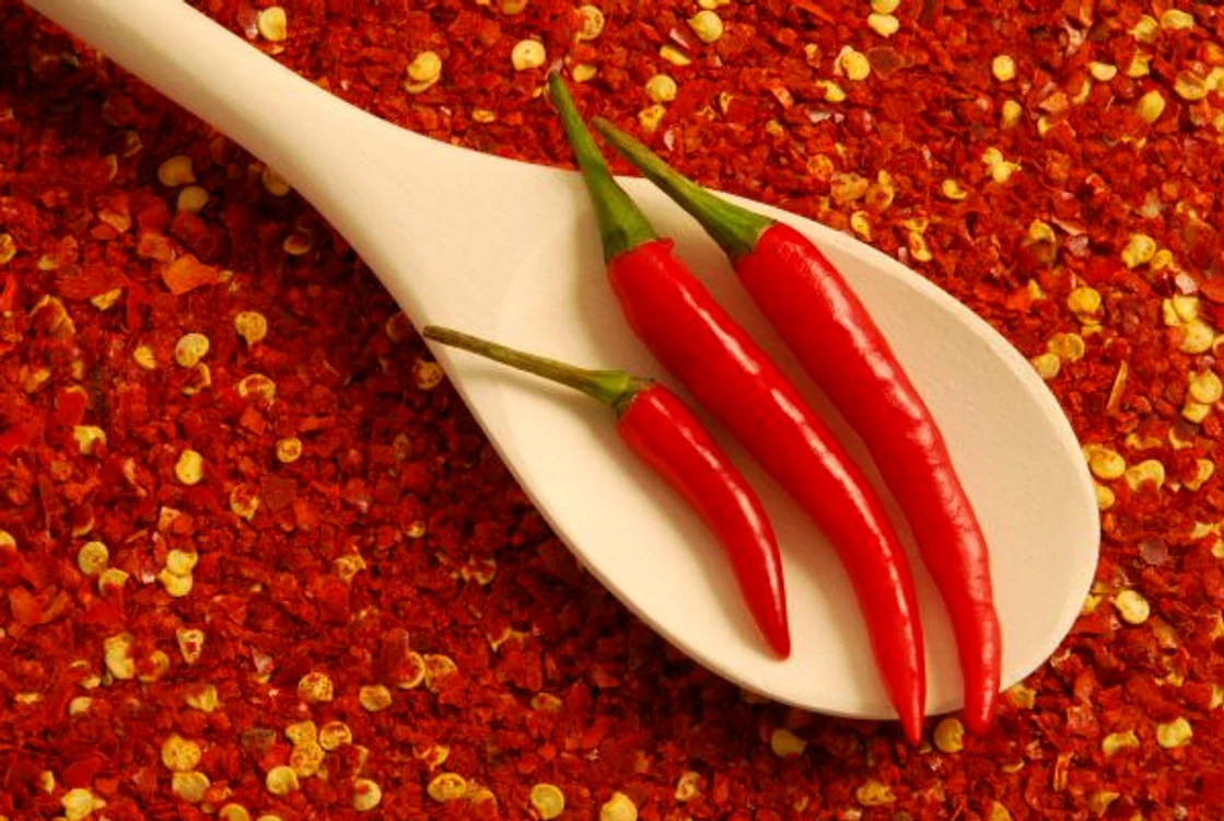 
    Ardeiul iute conţine capsaicina, o substanţă care accelerează cu peste 40% arderile din organism.www.clicksanatate.ro  