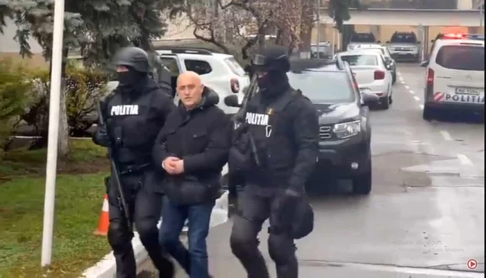 Horațiu Potra a ieșit cu cătușe din sediul poliției FOTO: captură video