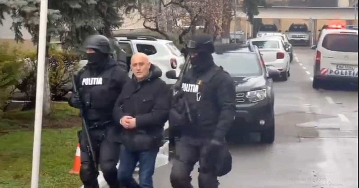 Horațiu Potra, scos încătuşat din sediul IPJ Prahova. Fostul luptător în Legiunea Străină a fost dus la Parchetul Curții de Apel Horațiu Potra, scos încătuşat din sediul IPJ Prahova. Fostul luptător în Legiunea Străină a fost dus la Parchetul Curții de Apel