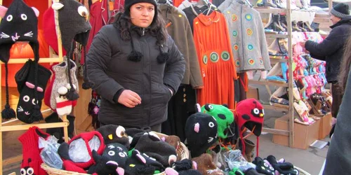 Căciula şi mănuşile cu urechi se vând bine
