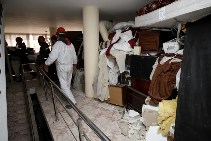 Totul mobilierul a fost scos pe hol