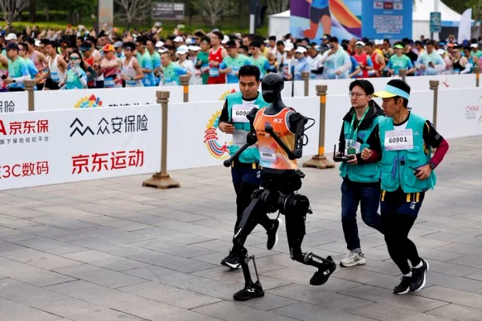 Roboți la un semimaraton, în China FOTO: Captura video