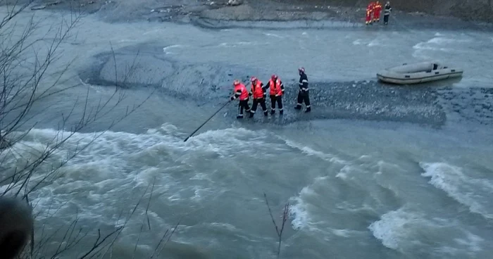 Fetiţa abia venise de la şcoală şi a ieşit la joacă, aşa cum obişnuia de fiecare dată, pe malul Râului Ialomiţa, de la marginea cartierului Pucioasa Sat