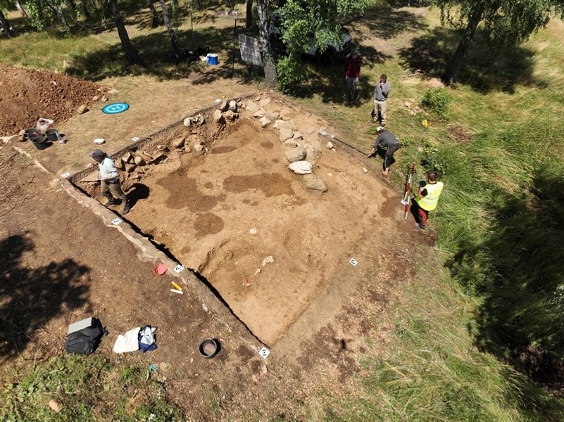 Schelet uman dezmembrat, îngropat după un ritual tribal în urmă cu 5.000 de ani, descoperit de arheologi în Apuseni