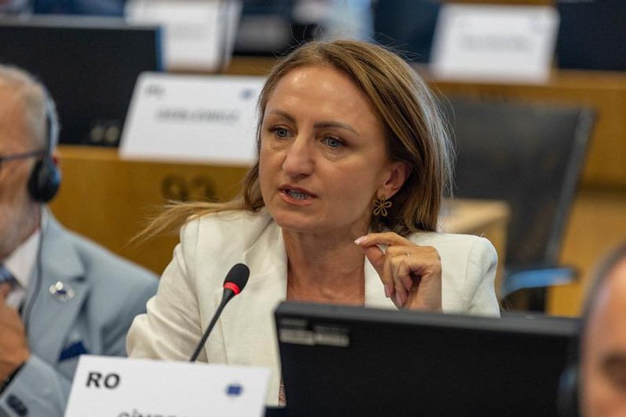 Șefa CJ Sibiu a scris în declarația de avere că soțul lucrează în privat. În realitate, e angajat la stat de trei ani
