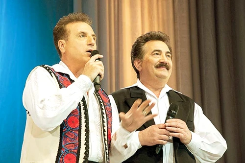 Constantin Enceanu şi Petrică Mâţu Stoian cântă împreună de 20 de ani (FOTO: ARHIVA PERSONALĂ)