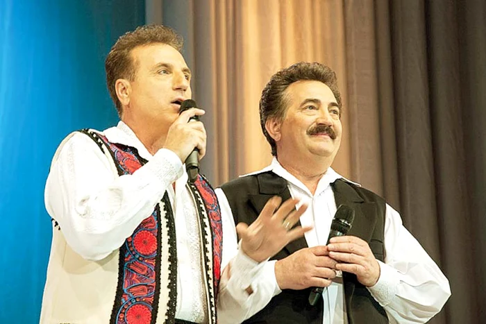 
    Constantin Enceanu şi  Petrică Mâţu Stoian cântă  împreună de 20 de ani (FOTO: ARHIVA PERSONALĂ)  