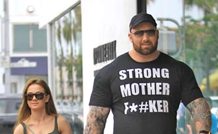 
    Hafthor Julius Bjornsson  a fost surprins cu iubita  la cumpărăturiFoto: Hepta  