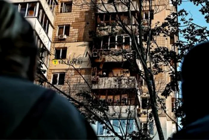 Fragmente de la o rachetă rusească au avariat un bloc de locuințe din Kiev FOTO via X/Kira Rudik