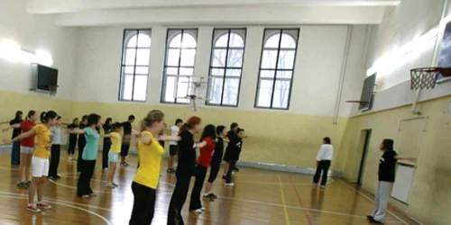 Guvernanţii au alocat bani pentru săli de sport moderne, dar au uitat care sunt priorităţile de la nivel local