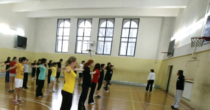 Guvernanţii au alocat bani pentru săli de sport moderne, dar au uitat care sunt priorităţile de la nivel local