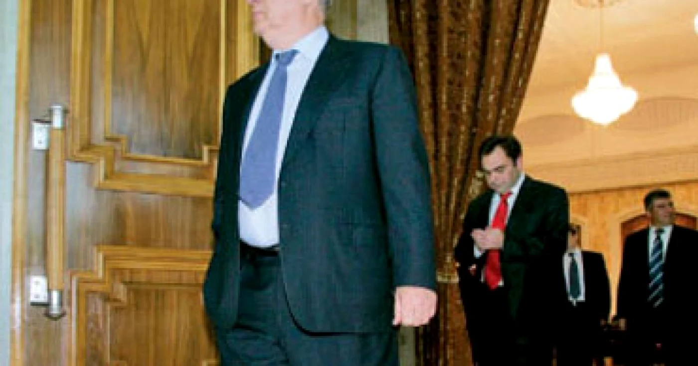 Vladimir Voronin îşi pregăteşte fuga în caz că pică regimul comunist după alegeri