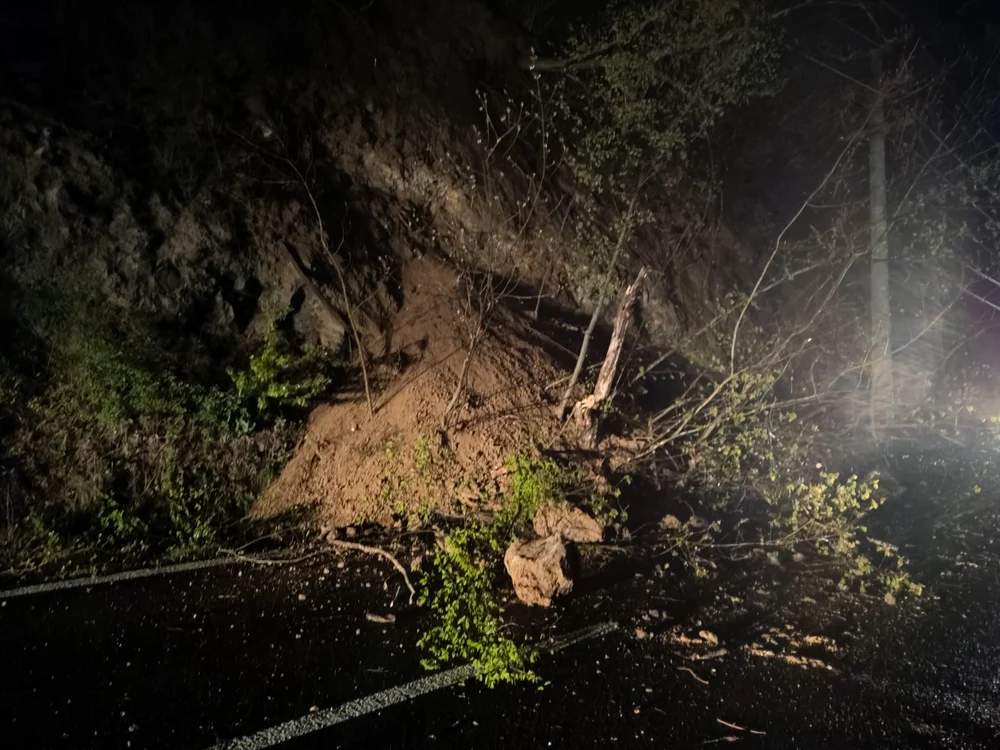 Alunecare de teren pe Valea Oltului pe șoseaua de centură din Călimănești Foto IPJ Vâlcea jpeg