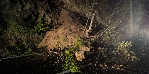 Alunecare de teren pe Valea Oltului pe șoseaua de centură din Călimănești Foto IPJ Vâlcea 1 jpeg