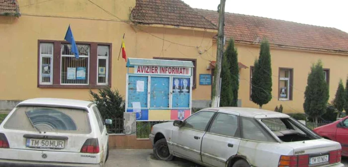 Primăria din Secaş a fost vizitată de "turişti" cu buletin provizorii FOTO Ştefan Both