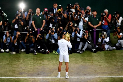 Novak Djokovic cu trofeul Wimbledon 2019 FOTO Guliver / Getty Images / Shaun Botterill